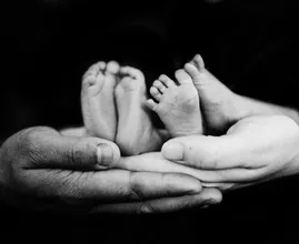 Zwillinge bringen am selben Tag ein Baby zur Welt und ihr Arzt ist schockiert