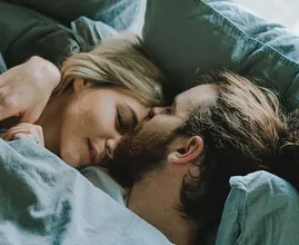 Ce que votre position de couchage avec votre partenaire dit de votre relation