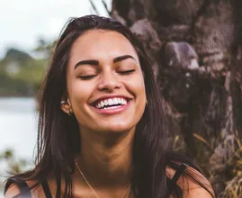 7 semplici accorgimenti che potrebbero aiutarti ad avere i denti bianchi senza sbiancarli