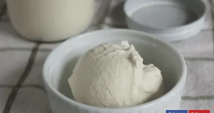 Mit nur 2 Zutaten Crème Fraîche selbermachen. Schmeckt wie aus dem Supermarkt!