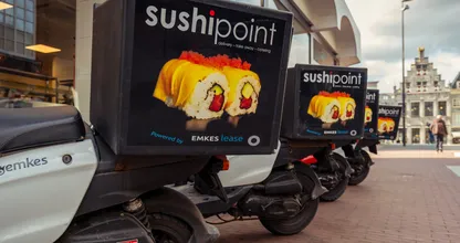 Politie bekeurt bezorger en levert sushi-bestelling vervolgens zelf af