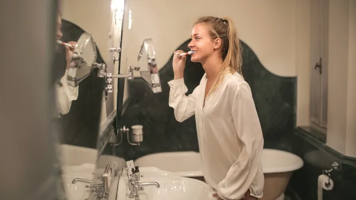 Tandenpoetsen onder de douche? Dit is waarom dat geen goed idee is