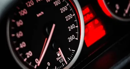 Brandt het benzinelampje in je auto? Zóveel kilometer kun je nog doorrijden