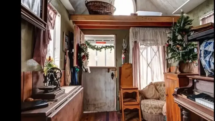 Diese Frau lebt in einem winzigen Haus von 1873 - Warten Sie, bis Sie es von innen sehen!