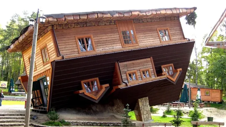Dieses Haus steht auf dem Kopf – warte, bis du es von innen siehst!