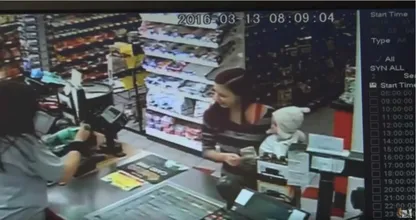 Una madre está cargando a su bebé cuando tiene una convulsión. ¡Lo que hace el empleado de la tienda es realmente increíble!