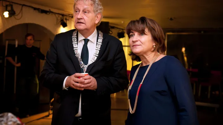 Op DEZE manier stuur je gratis een kaartje naar de ernstig zieke burgemeester Eberhard van der Laan! Allemaal doen!