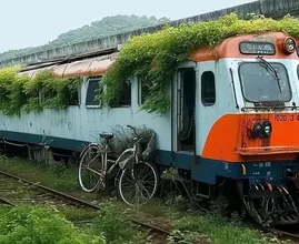 Uma jovem vive dentro de uma velha locomotiva de trem - mas espere até ver o interior!