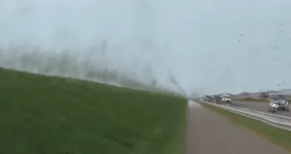 Een lokale regenwolk boven de Afsluitdijk? Deze keer niet! Maar wat is het dan wel?