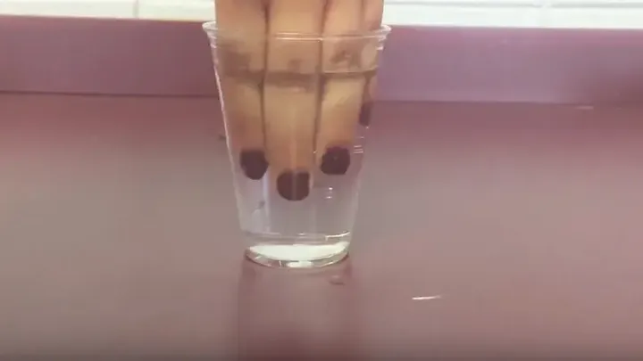 É por isso que você deve colocar os dedos no copo quando lhe oferecerem uma bebida