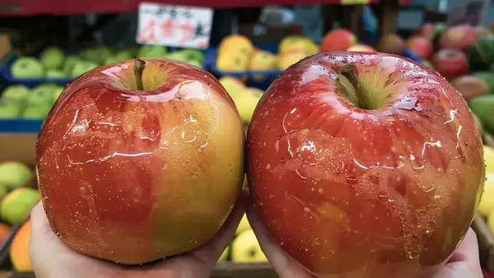 リンゴは洗ってから食べますか？ そうすべきでない理由についてご紹介します。