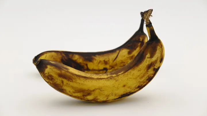 Este simple truco evitará que los plátanos se pongan marrones. ¡Es tan útil!