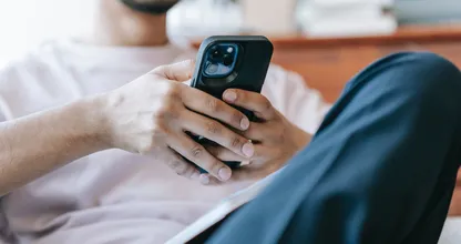 'Mijn man houdt zijn ex in de gaten op social media'