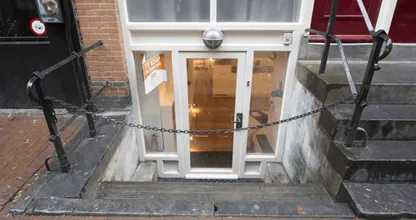 BIZAR: deze Amsterdamse kelder staat te koop voor bijna 300.000 euro....!