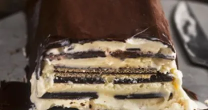 Dieser Minze-Schokoladen Eiskuchen a là After Eight Schokolade ist so cremig! Den MUSST du probieren!