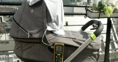 Waarschuwing: bedek nooit een kinderwagen met een dekentje tegen de zon