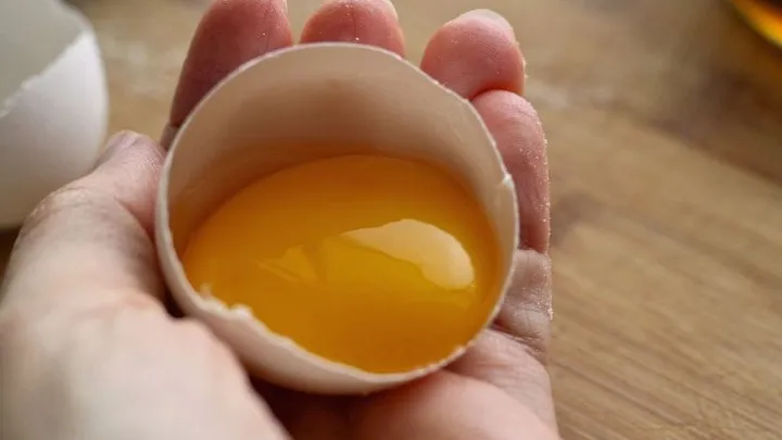 Quer se livrar dos cravos pretos? Esfregue um pouco de ovo no seu rosto!