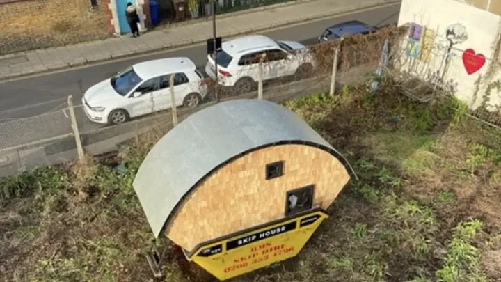 You Won’t Believe How This Young Man Transformed a Dumpster Skip into a Tiny House – The Interior Will Surprise You!