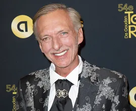 Gespot: Martien Meiland zit met MAFS-kandidaat Danny op het terras