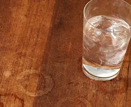 Untersetzer vergessen? So entfernst du die Wasserkringel von deinem Holztisch!