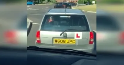 Deze arme leerling beleeft een ware nachtmerrie in de lesauto en de mannen er achter filmen alles.. Dit MOET je zien!