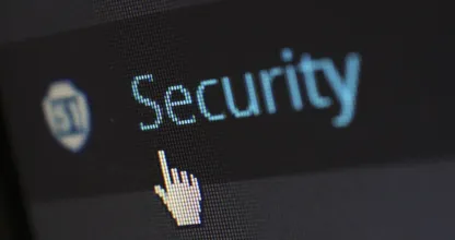 Oplichters actief: ouderen benaderd met valse mails over boosterprikken
