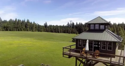 Ehepaar lebt in einem abgelegenen, selbst gebauten Wachturm im Wald