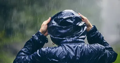 Is je regenjas niet meer waterafstotend? Probeer deze truc van 20 minuten