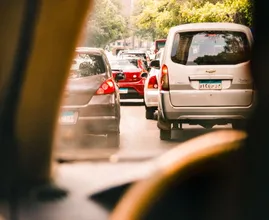 Op déze rijbaan moet je rijden als je wil ontsnappen aan een vakantiefile