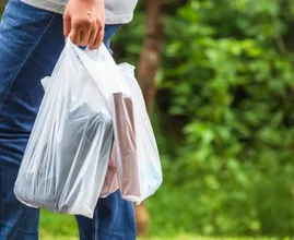 Berg rondslingerende plastic tassen makkelijk op met dit trucje