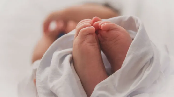 Vrouw met 'nierstenen' blijkt in verwachting te zijn van een drieling