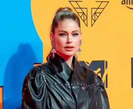 Doutzen Kroes onder vuur na delen video over coronavaccinatie