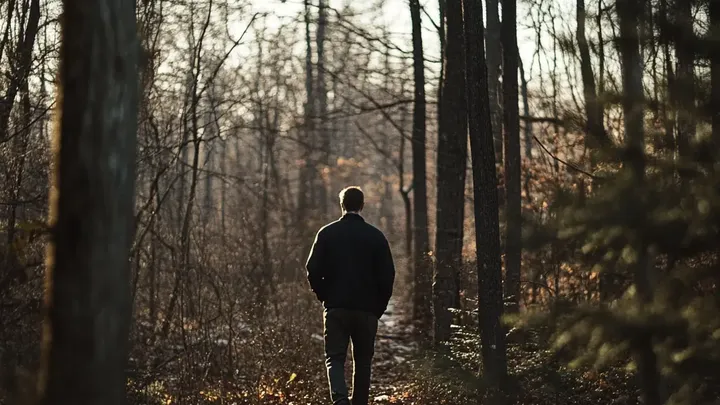 Seu gatinho é arrebatado por algo que se esconde no bosque - mal sabia a vizinhança que era um perigo para todos eles