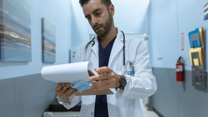 3 Weken na de geboorte van een tweeling voelde moeder zich ziek - toen de dokter de echo zag, zei hij: "Het spijt me"