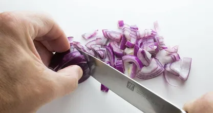 Ouah ! Cette astuce TikTok facilite grandement la coupe des oignons
