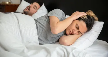 ¿Tu pareja ronca? Estos son algunos consejos para deshacerte de los ronquidos