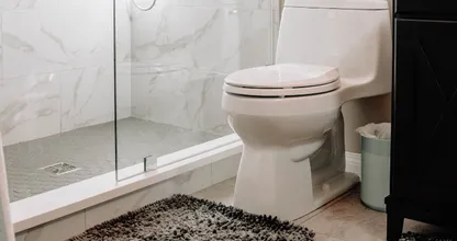 ¿Deberías deshacerte de la alfombrilla de baño junto al inodoro?