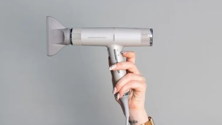 Dit is waarom je het snoer beter niet om je föhn kunt wikkelen