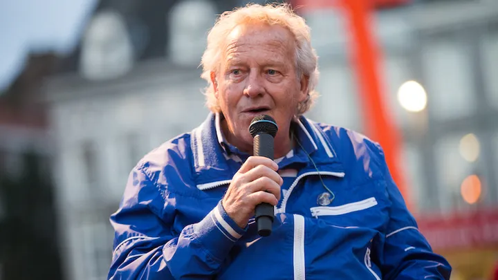 Koos Alberts met spoed geopereerd en wordt nu in slaap gehouden