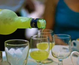 So stellst du ganz einfach deinen eigenen Limoncello her!
