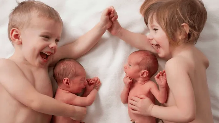 Deze twee schattige tweelingen laten duizenden harten smelten met de schattigste fotoshoot!