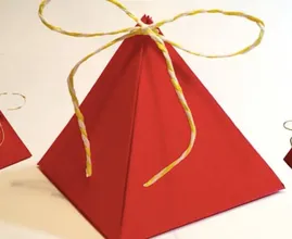 Klaar met het standaard pakpapier? Zo maak je een 'kadoos' in de vorm van een piramide!