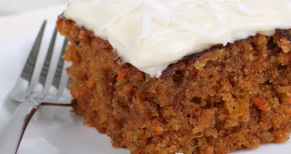 Dieser herrliche Karottenkuchen hat nur 6 Zutaten! Und KEINEN Zucker!
