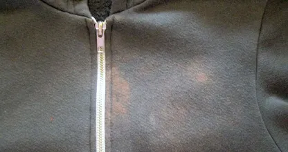 So kriegst du Bleichmittel wieder aus deiner Kleidung raus