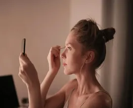 Pourquoi vous ne devriez jamais dormir avec du maquillage !