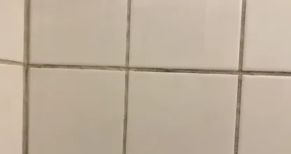 Piastrelle e fughe del bagno sporche? Ecco i consigli più semplici per farli brillare di nuovo...