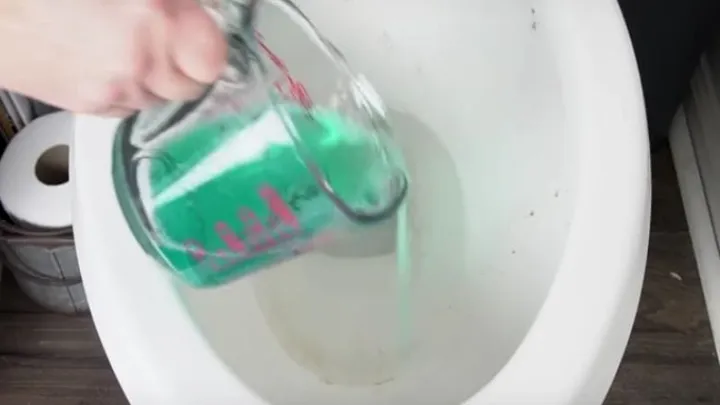 Versez du bain de bouche dans les toilettes et émerveillez-vous du résultat