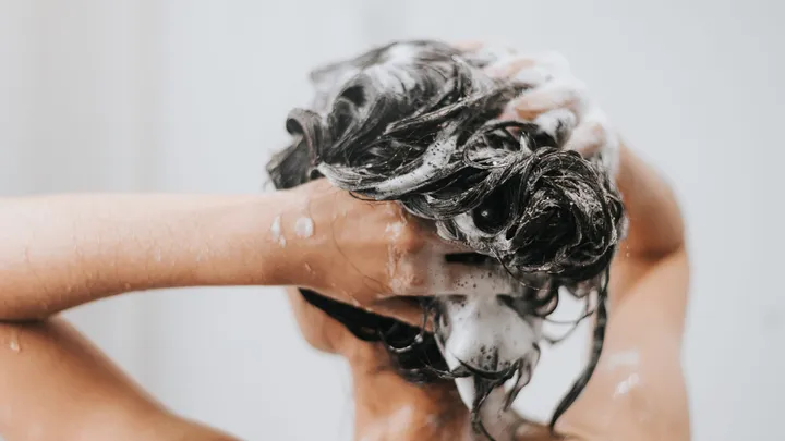 Hoe vaak moet je je haar nu echt wassen voor een gezonde, frisse look?