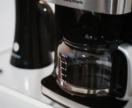 So machst du deine Kaffeemaschine am effektivsten sauber.