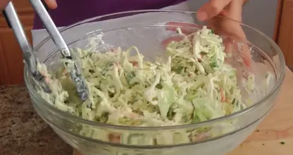 Mit DIESEM Rezept machst du den berühmten Kohlsalat von KFC! Lecker und gesund!